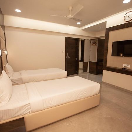 Hotel Naaz Executive Мумбай Екстериор снимка