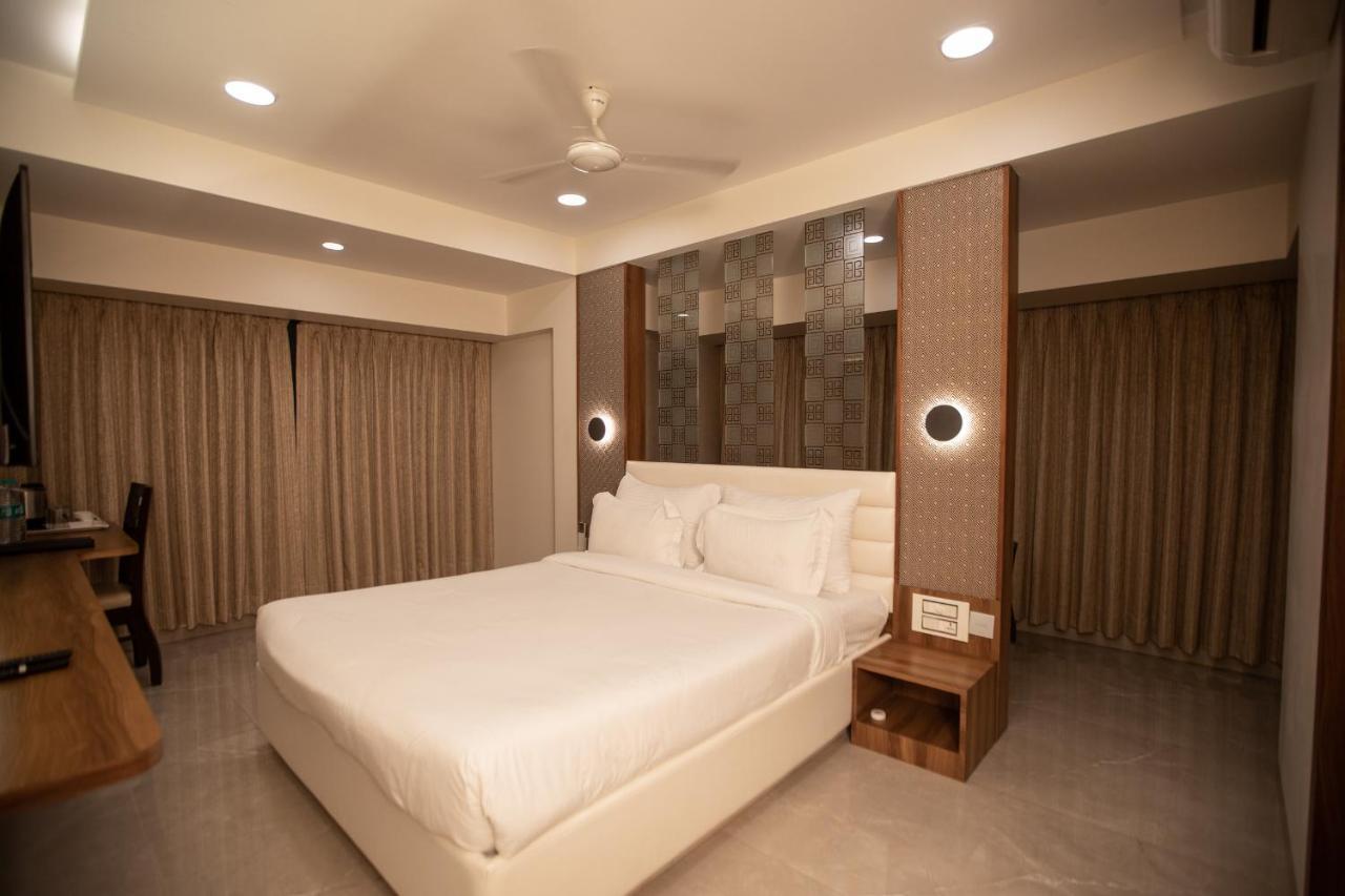 Hotel Naaz Executive Мумбай Екстериор снимка