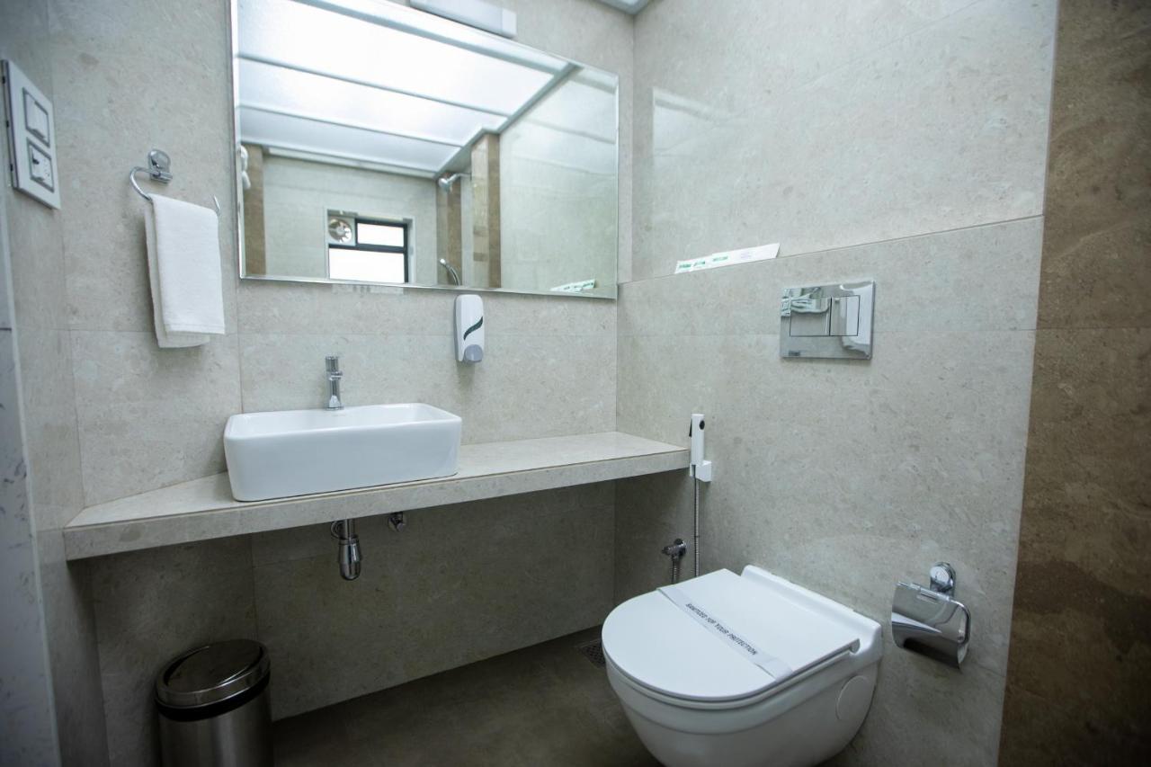 Hotel Naaz Executive Мумбай Екстериор снимка