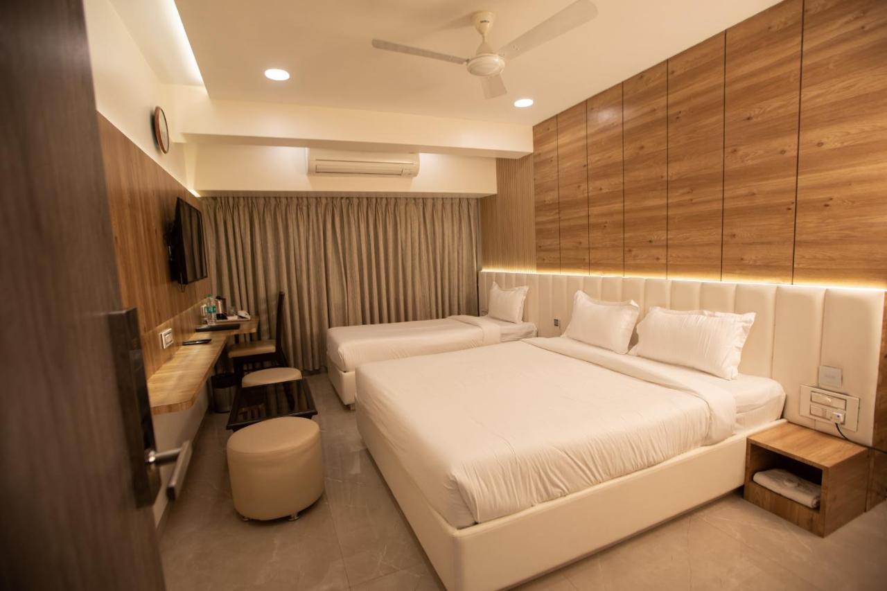 Hotel Naaz Executive Мумбай Екстериор снимка