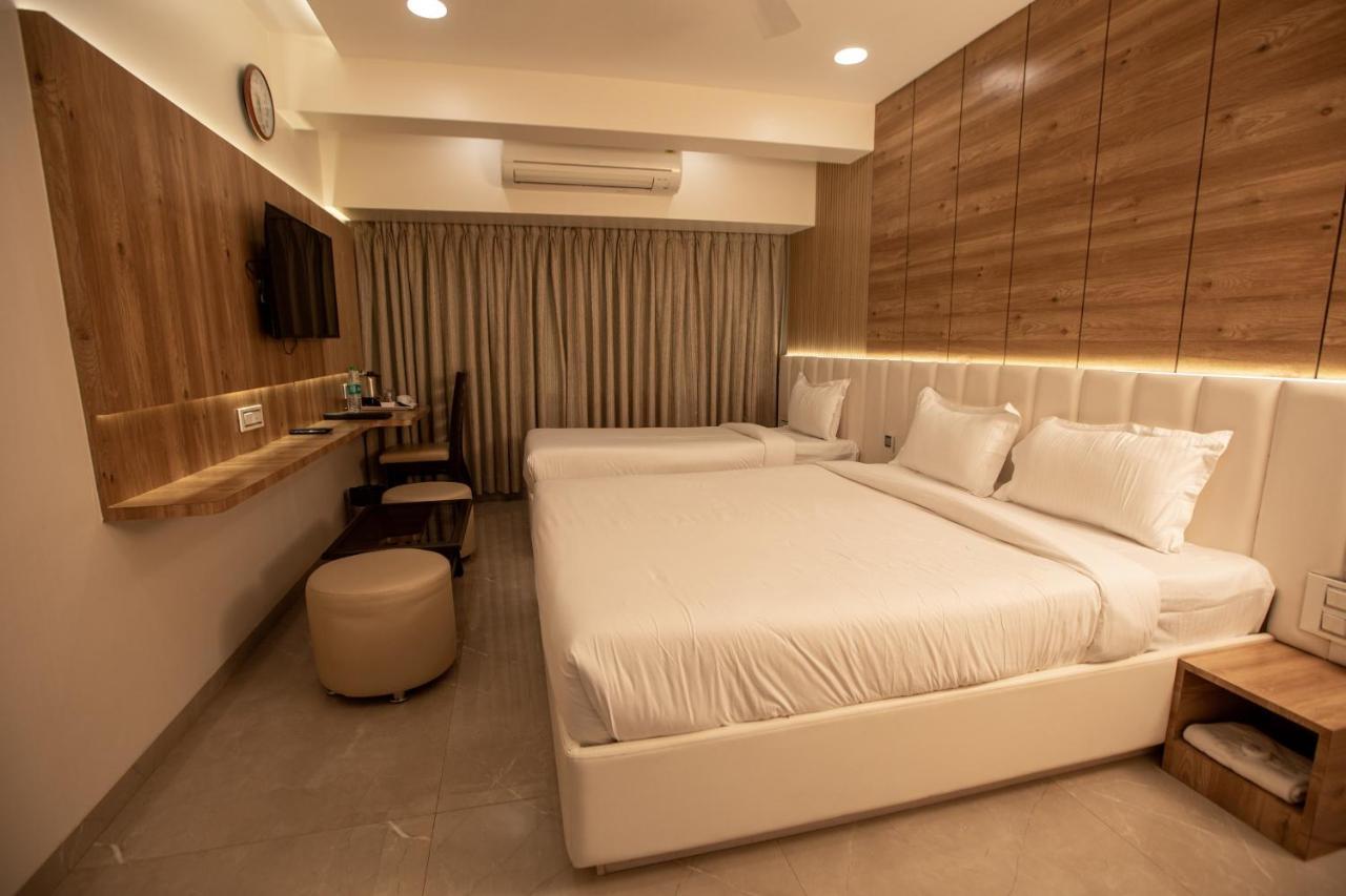 Hotel Naaz Executive Мумбай Екстериор снимка
