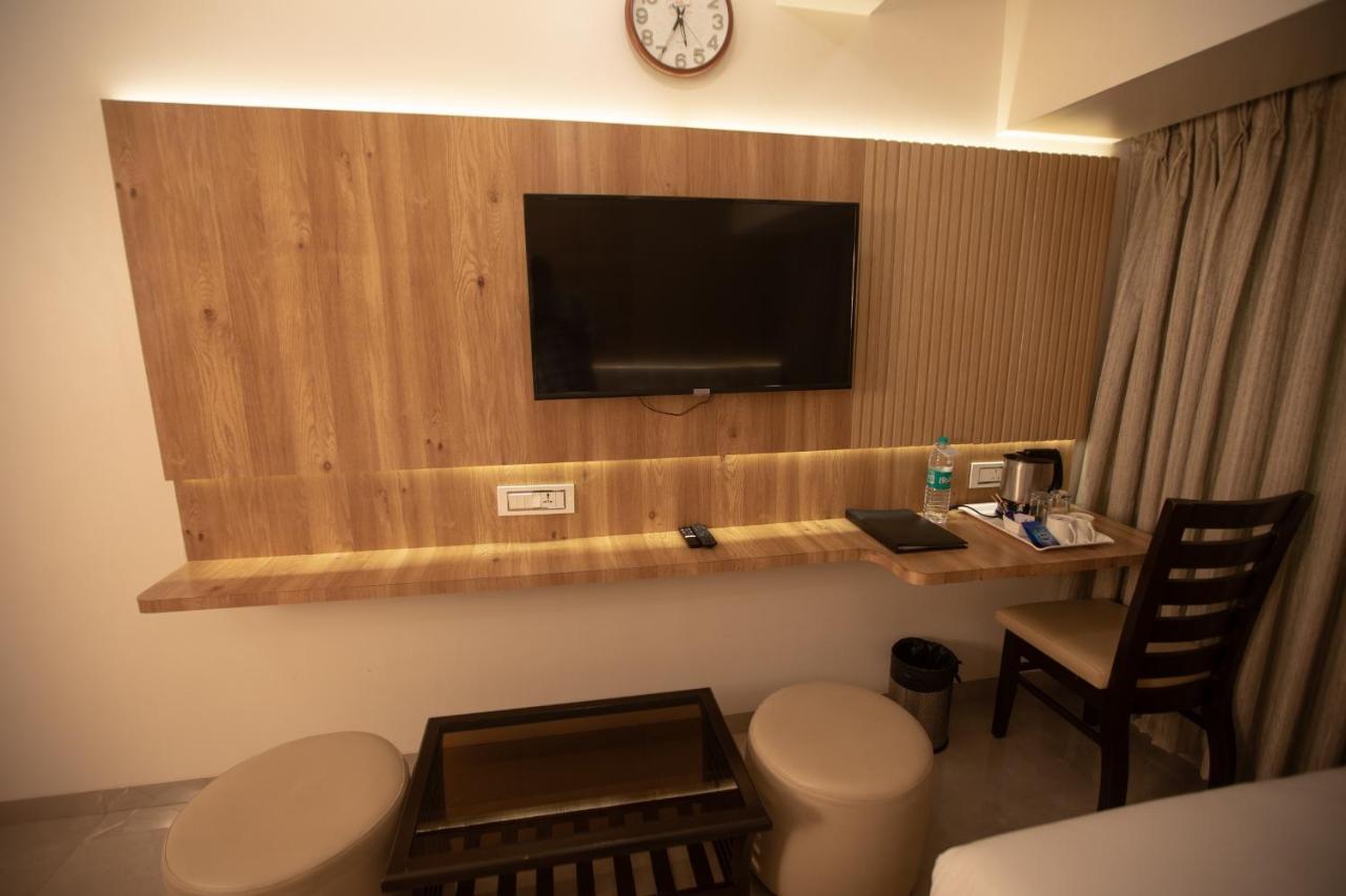 Hotel Naaz Executive Мумбай Екстериор снимка