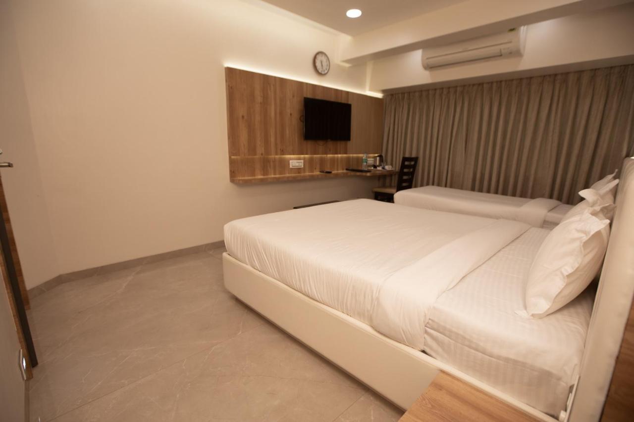 Hotel Naaz Executive Мумбай Екстериор снимка