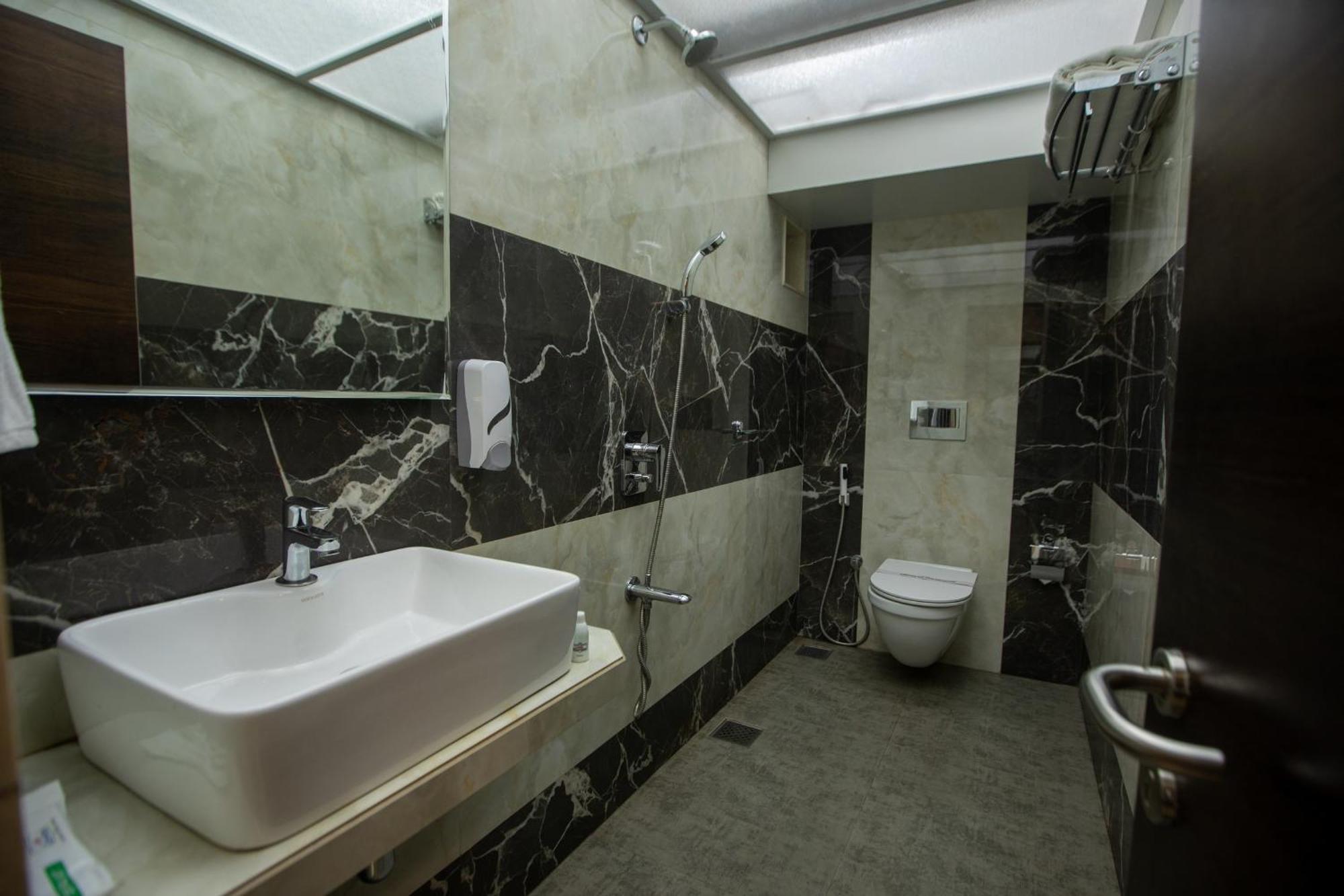 Hotel Naaz Executive Мумбай Екстериор снимка