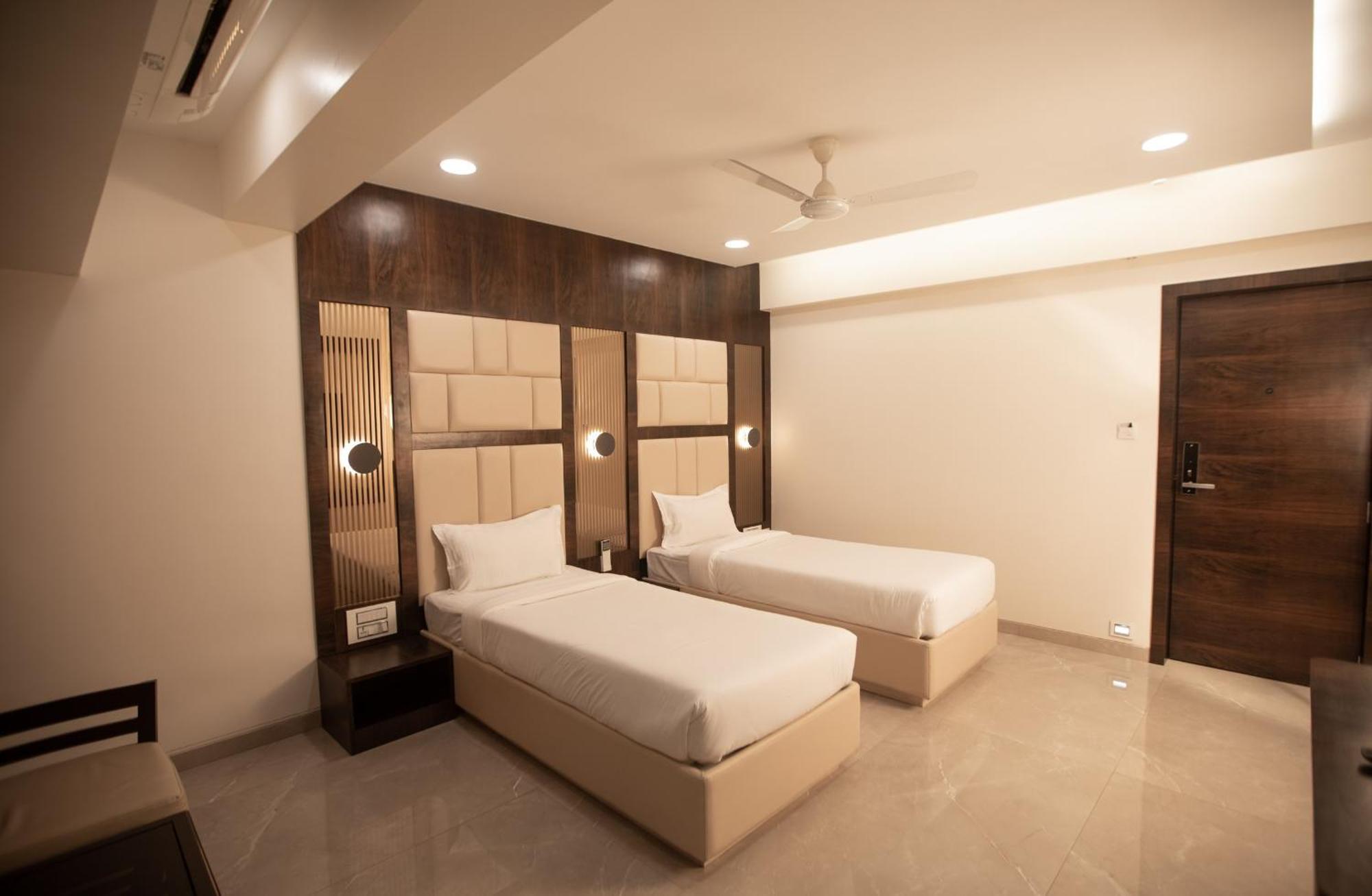 Hotel Naaz Executive Мумбай Екстериор снимка
