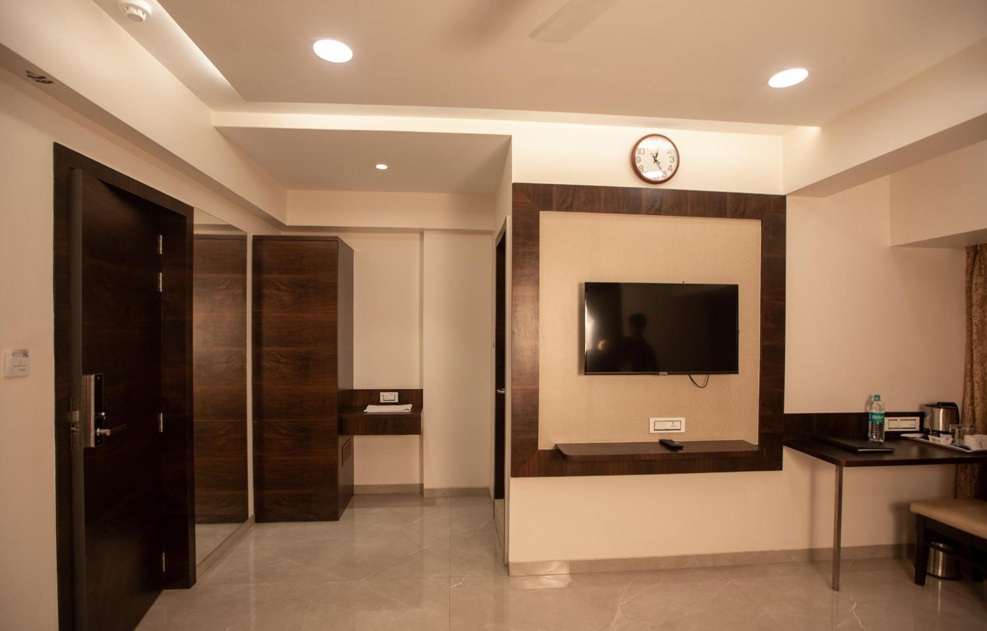 Hotel Naaz Executive Мумбай Екстериор снимка